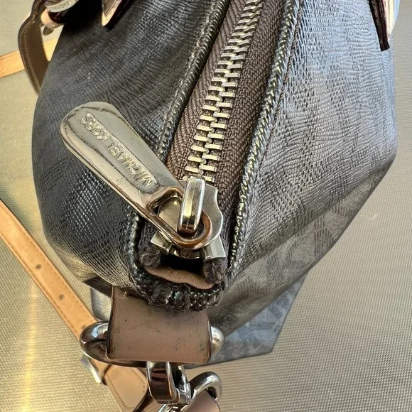 Michael Kors Jet Set Large Logo Tote Handbag Silver MK Monogram Crossbody Zip - Picture 5 of 10